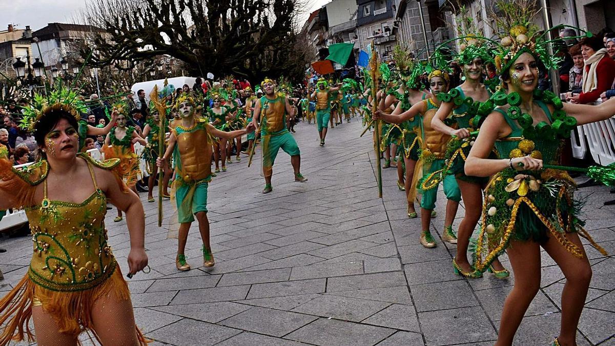 Desfile de la comparsa de Castro Barreiro por las calles de Salceda el año pasado.   | // D.P.