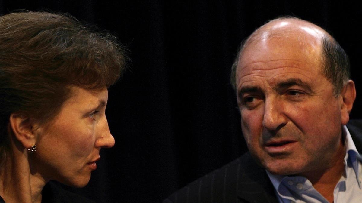 Berezovsky (derecha) junto a la mujer del exespía envenenado Alexander Litvinenko, en Londres, el 3 de abril del 2007.