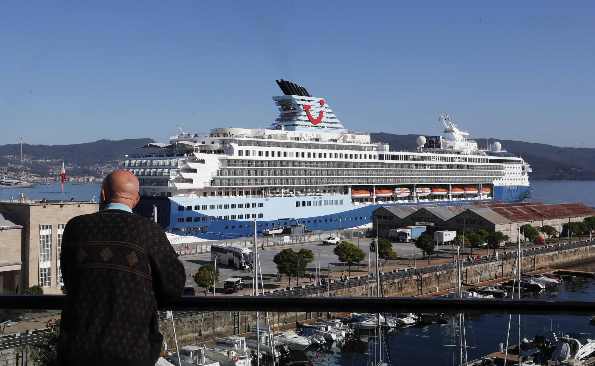 Miles de cruceristas desembarcan en Vigo