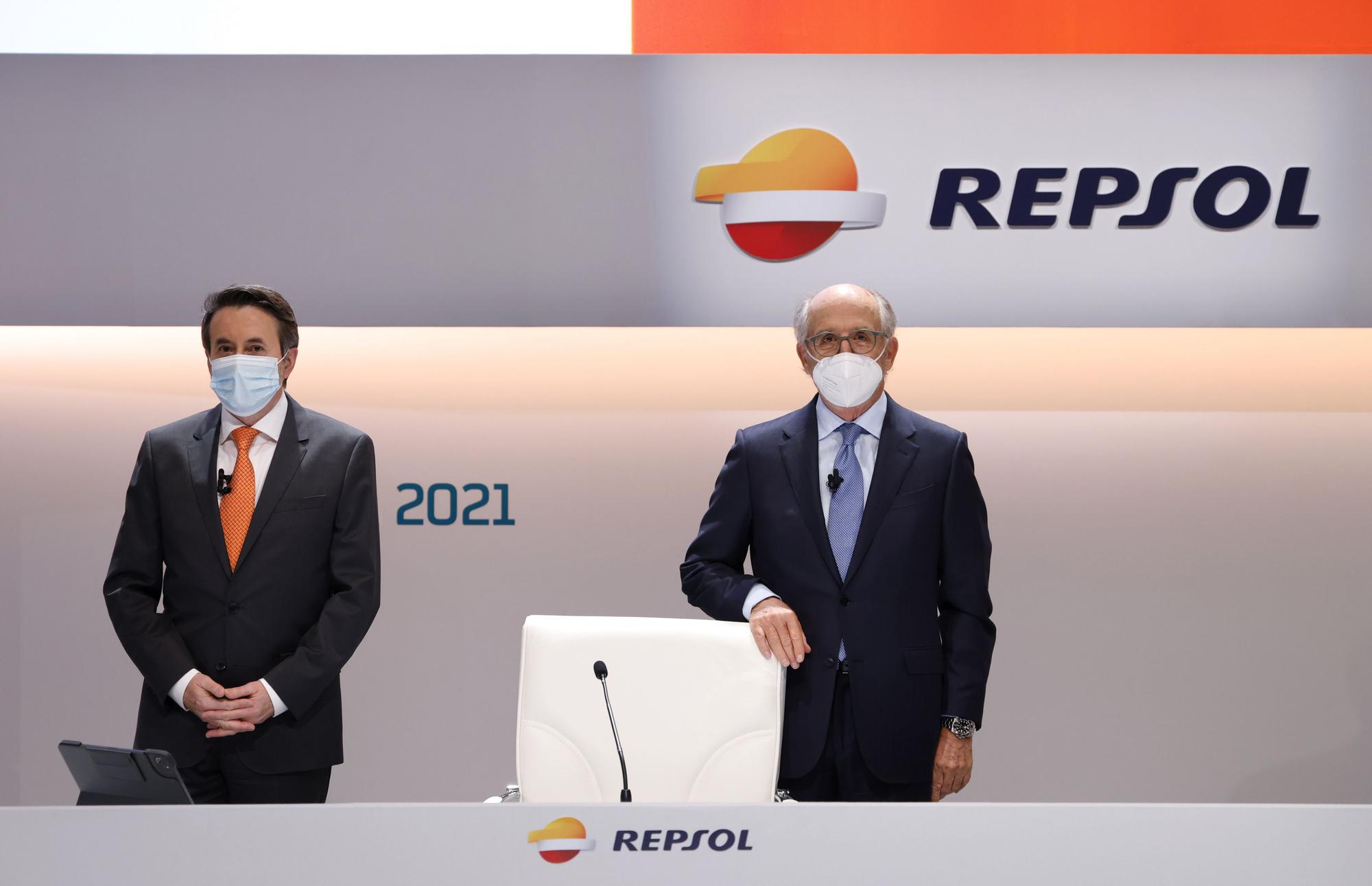 El consejero delegado de Repsol, Josu Jon Imaz, y su presidente, Antoni Brufau, en la junta de accionistas.