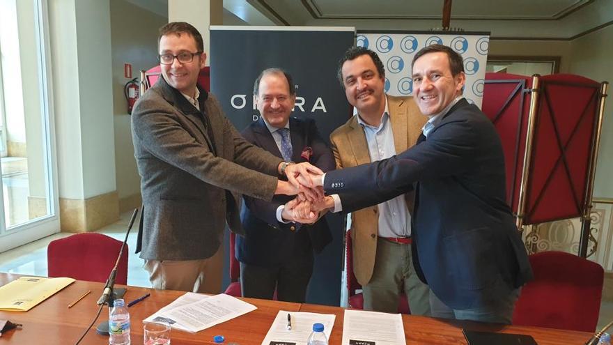 Por la izquierda, José Luis Costillas, Juan Carlos Rodríguez-Ovejero, Ignacio del Río y Javier Cuesta durante la firma del convenio en el Campoamor esta mañana.