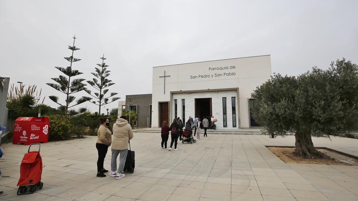 Entrega de lotes de alimentos en la iglesia de San Pedro y San Pablo de Torrevieja