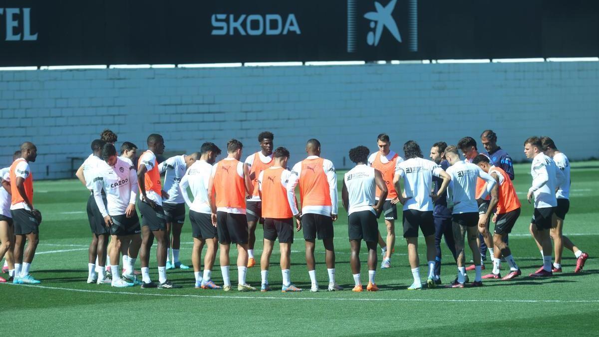 Rubén Baraja, en un entrenamiento Valencia CF.