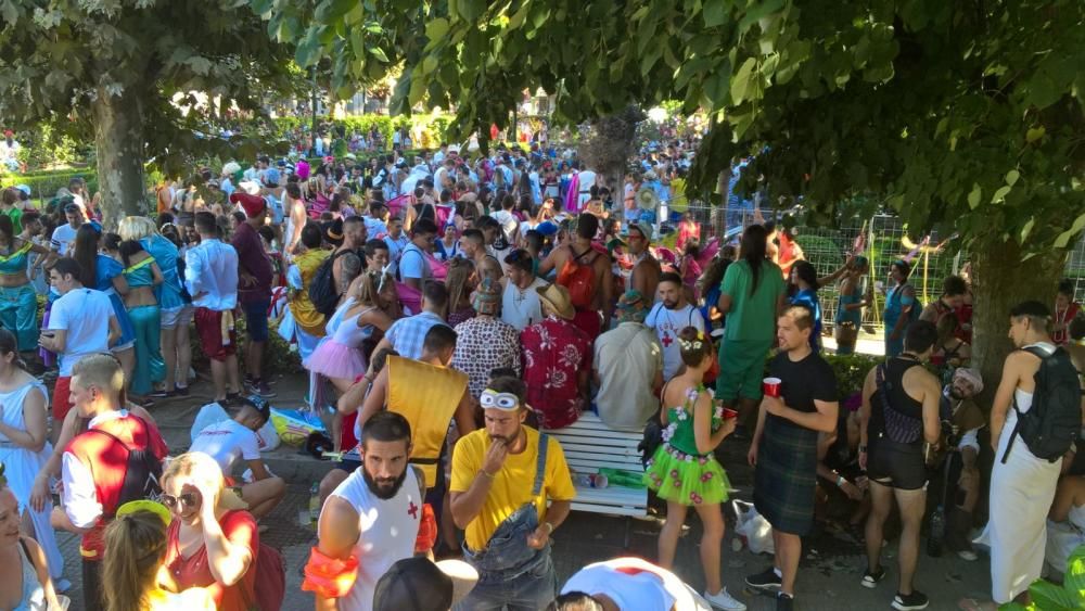 El Carnaval de verano colorea Redondela con miles de disfraces.