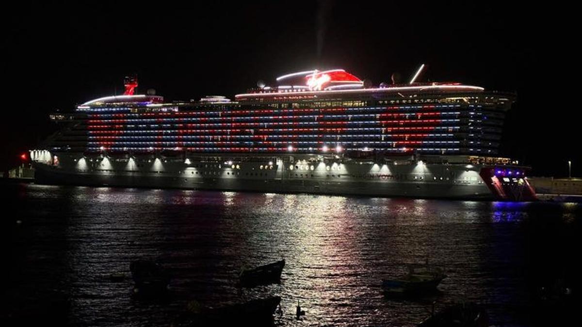 Visita del crucero Scarlet Lady al Puerto de Santa Cruz.