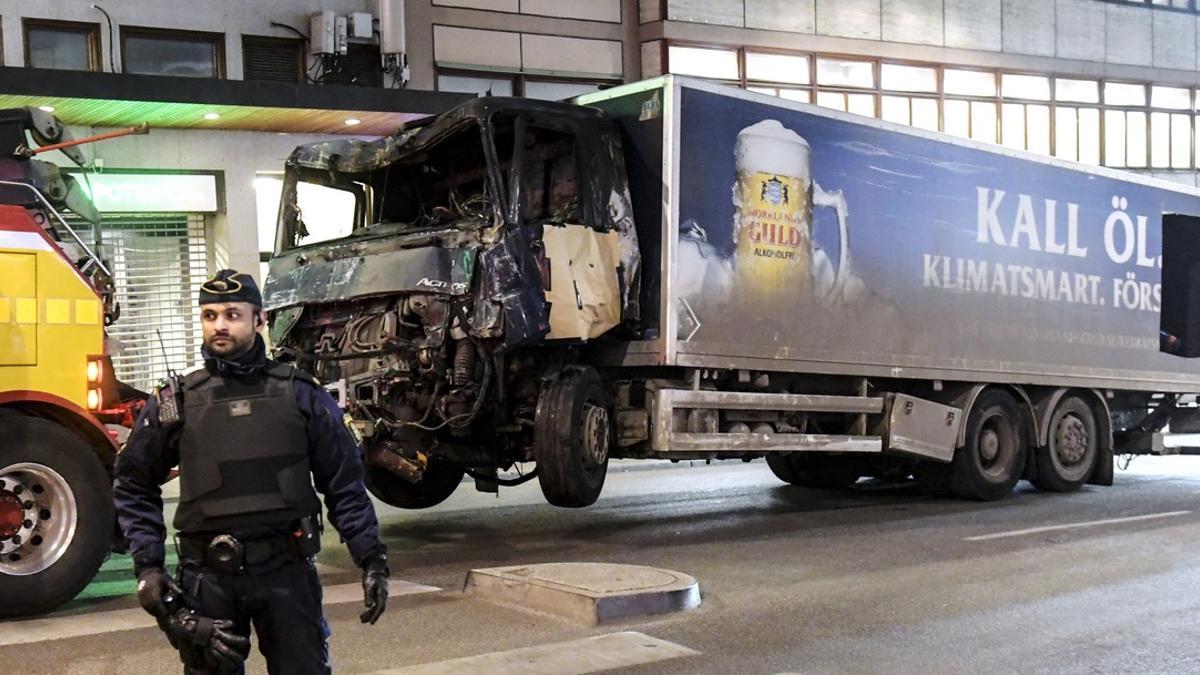 La policía retira el camión con el que un terrorista perpetró un atentado en el centro de Estocolmo.