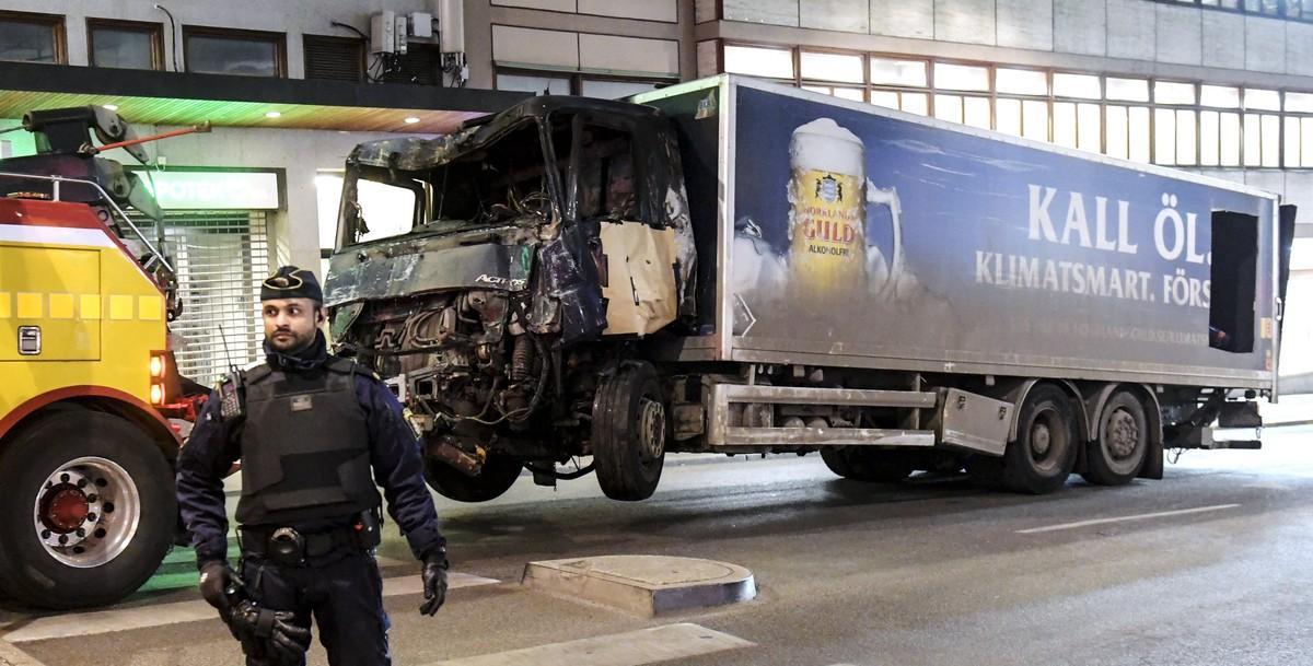 DMCF01. Stockholm (Sweden), 08/04/2017.- Tow trucks move the beer truck that crashed into the Ahlens department store after plowing down Drottninggatan Street in central Stockholm, Sweden, 08 April 2017. Four people were killed and 15 injured in the suspected terror attack. (Atentado, Estocolmo, Suecia) EFE/EPA/MAJA SUSLIN SWEDEN OUT (Atentado, Estocolmo, Suecia) EFE/EPA/MAJA SUSLIN SWEDEN OUT