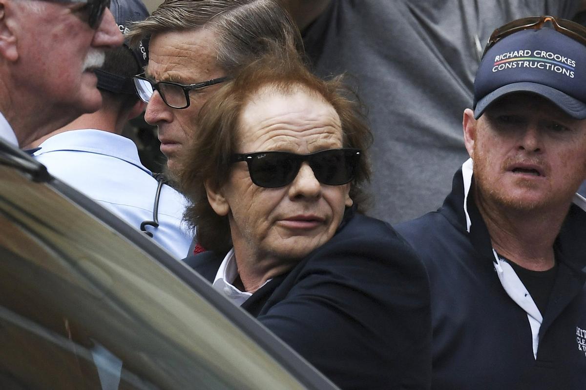 El guitarrista de AC/DC, Stevie Young, es ingresado en hospital de Buenos Aires