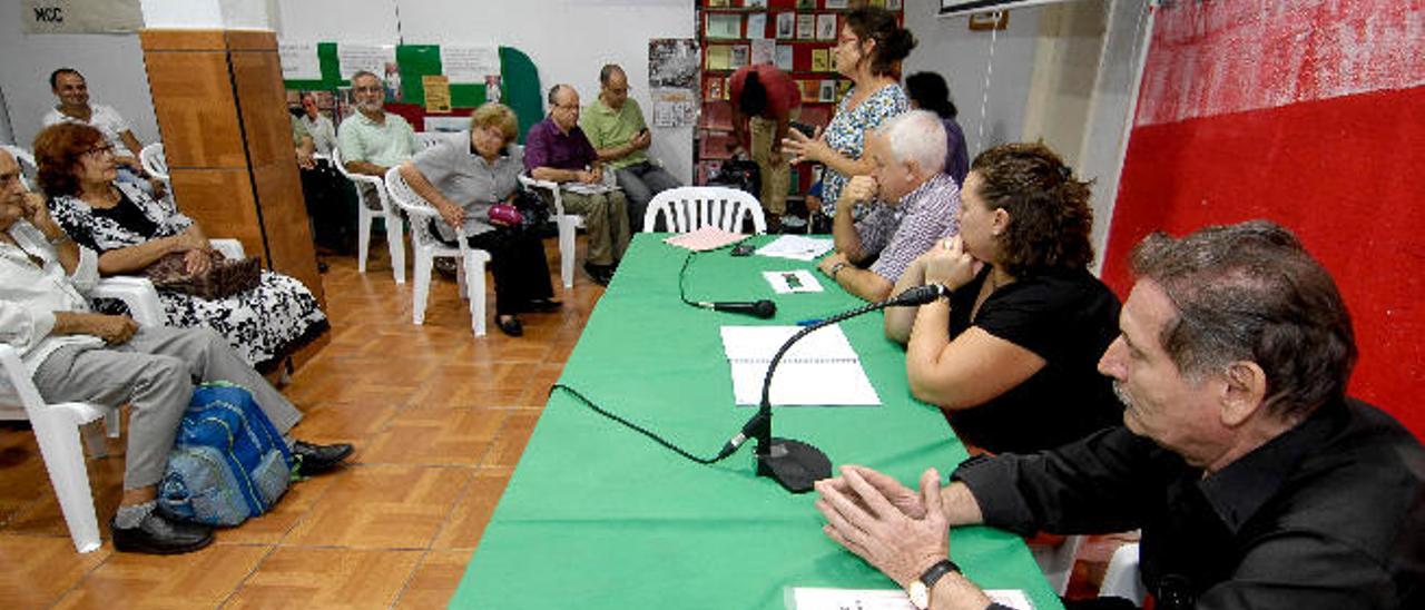 Los participantes en el homenaje a Julián Gómez del Castillo asisten al coloquio.