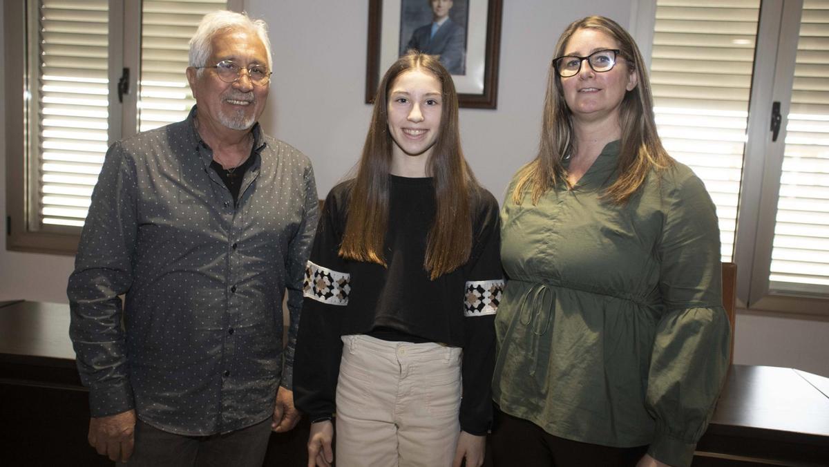 Amador Climent, alcalde de Roglà i Corberà, Noa Esplugues y su madre Mayra Sousa