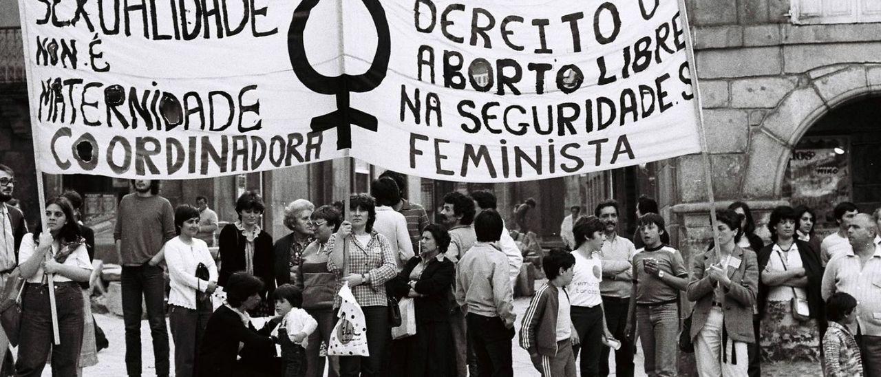 Concentración en Vigo en favor del aborto. Victoria Quivén sostiene la pancarta, a la izq.