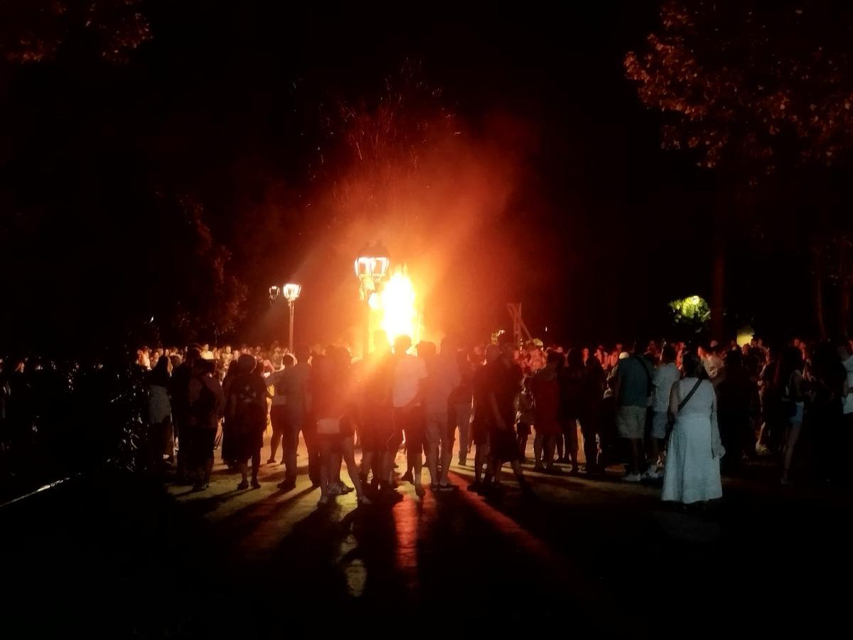 La hoguera de San Juan en Grado, en imágenes