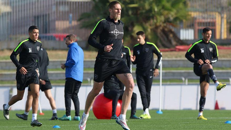 Raúl Albentosa, en primer plano, durante un entrenamiento en el Ciudad de Málaga.