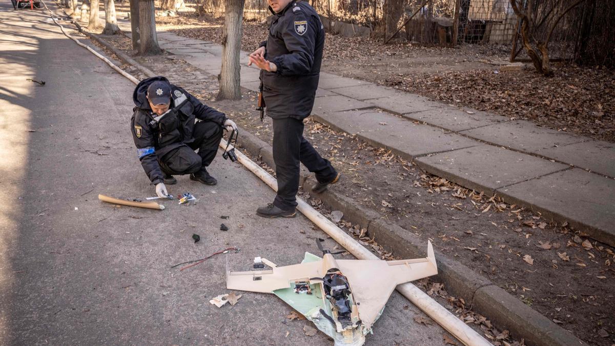Oficiales de policía ucranianos inspeccionan un dron ruso derribado en el área de un instituto de investigación, parte de la Academia Nacional de Ciencias de Ucrania, después de un ataque, en el noroeste de Kiev.