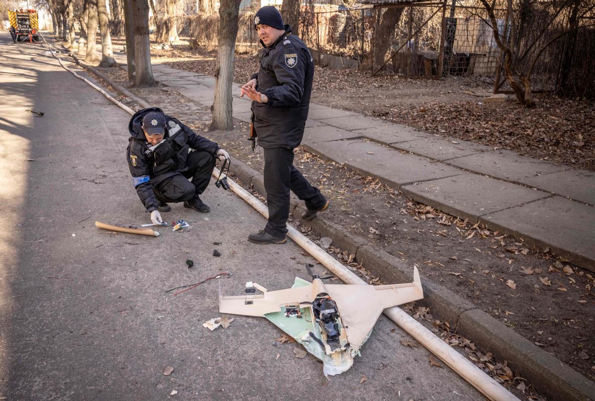 Oficiales de policía ucranianos inspeccionan un dron ruso derribado en el área de un instituto de investigación, parte de la Academia Nacional de Ciencias de Ucrania, después de un ataque, en el noroeste de Kiev.