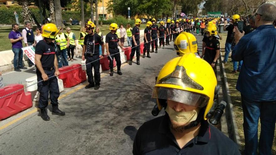 Los bomberos de Málaga avivan sus protestas con gran apoyo ciudadano