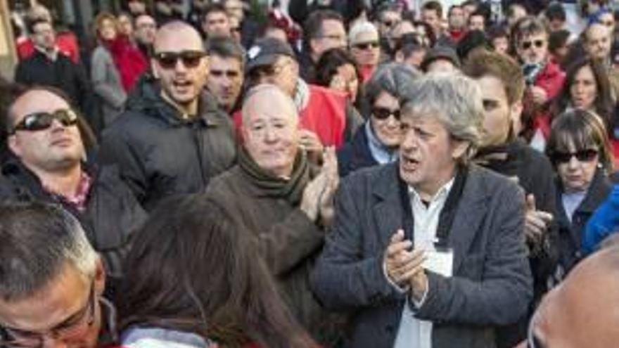 Un momento de la protesta frente a las Cortes.