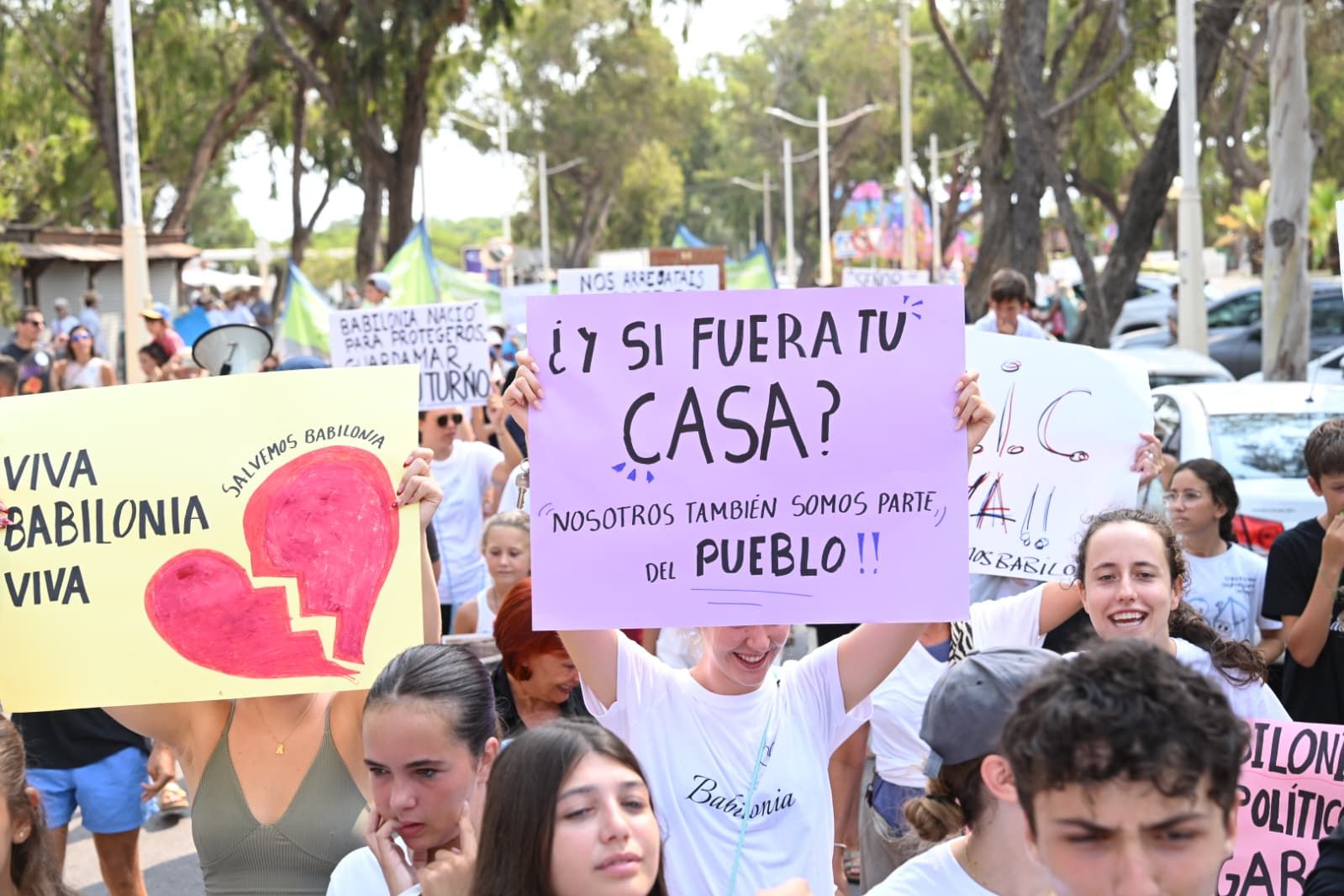 Protesta contra el derribo de las casas de la playa de Babilonia en Guardamar del Segura
