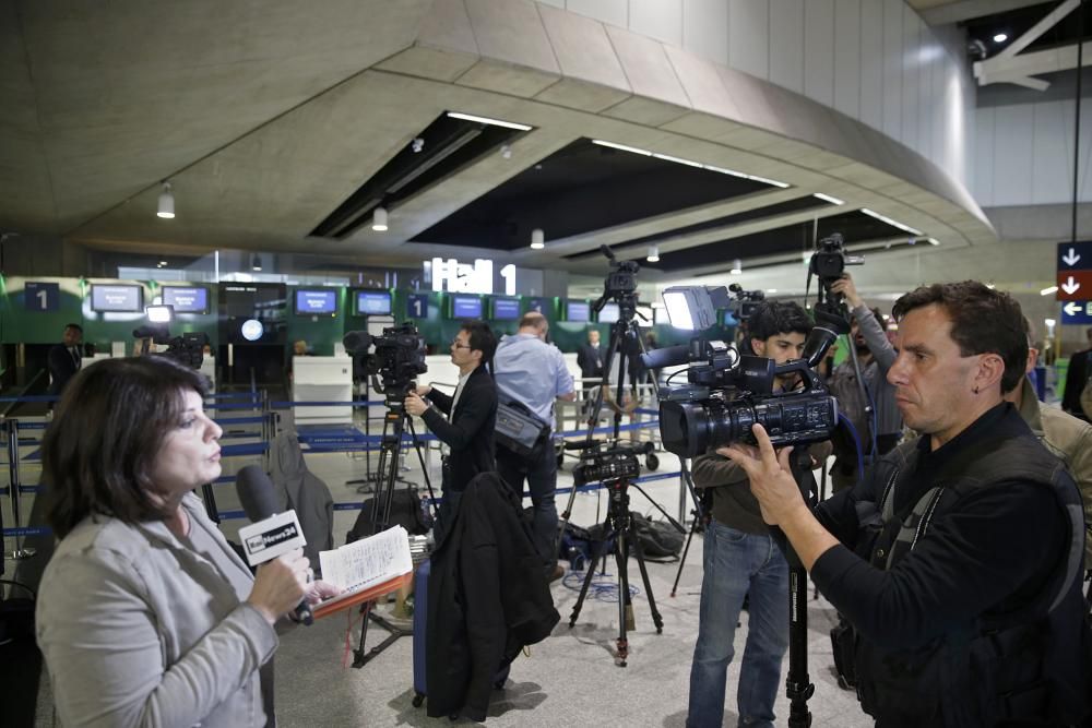 Familiares de los pasajeros del vuelo MS804 de EgyptAir desaparecido en el aeropuerto de El Cairo