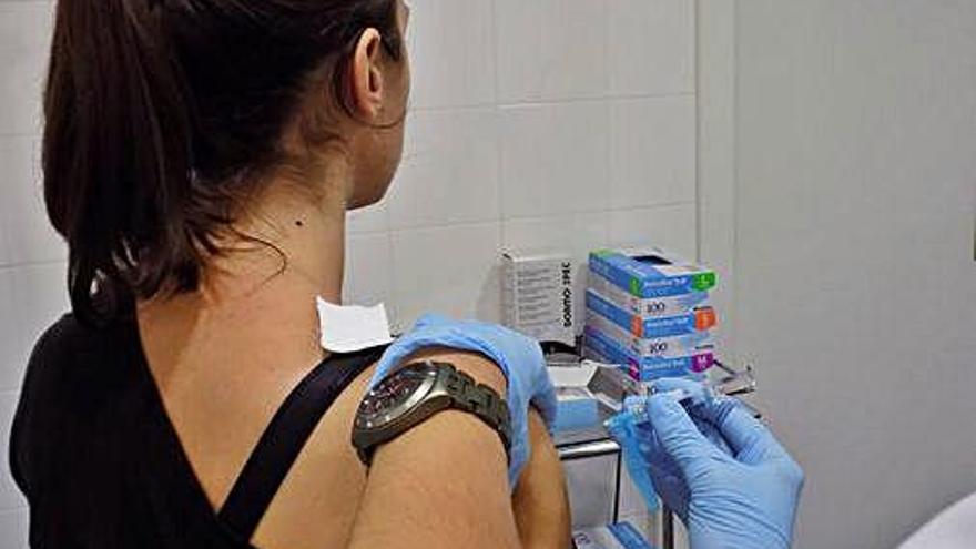 Una pacient del CAP Bages rep una vacuna
