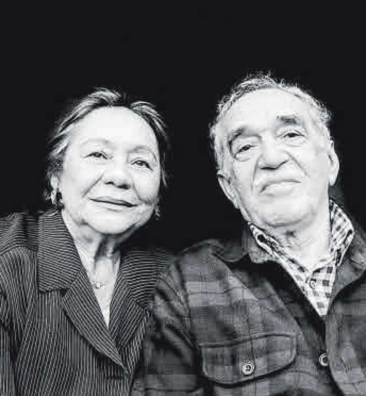 El escritor con Mercedes, su mujer.