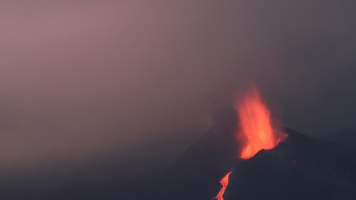 Con el derrumbe del cono norte, el volcán arrasa con lo que quedaba de Todoque