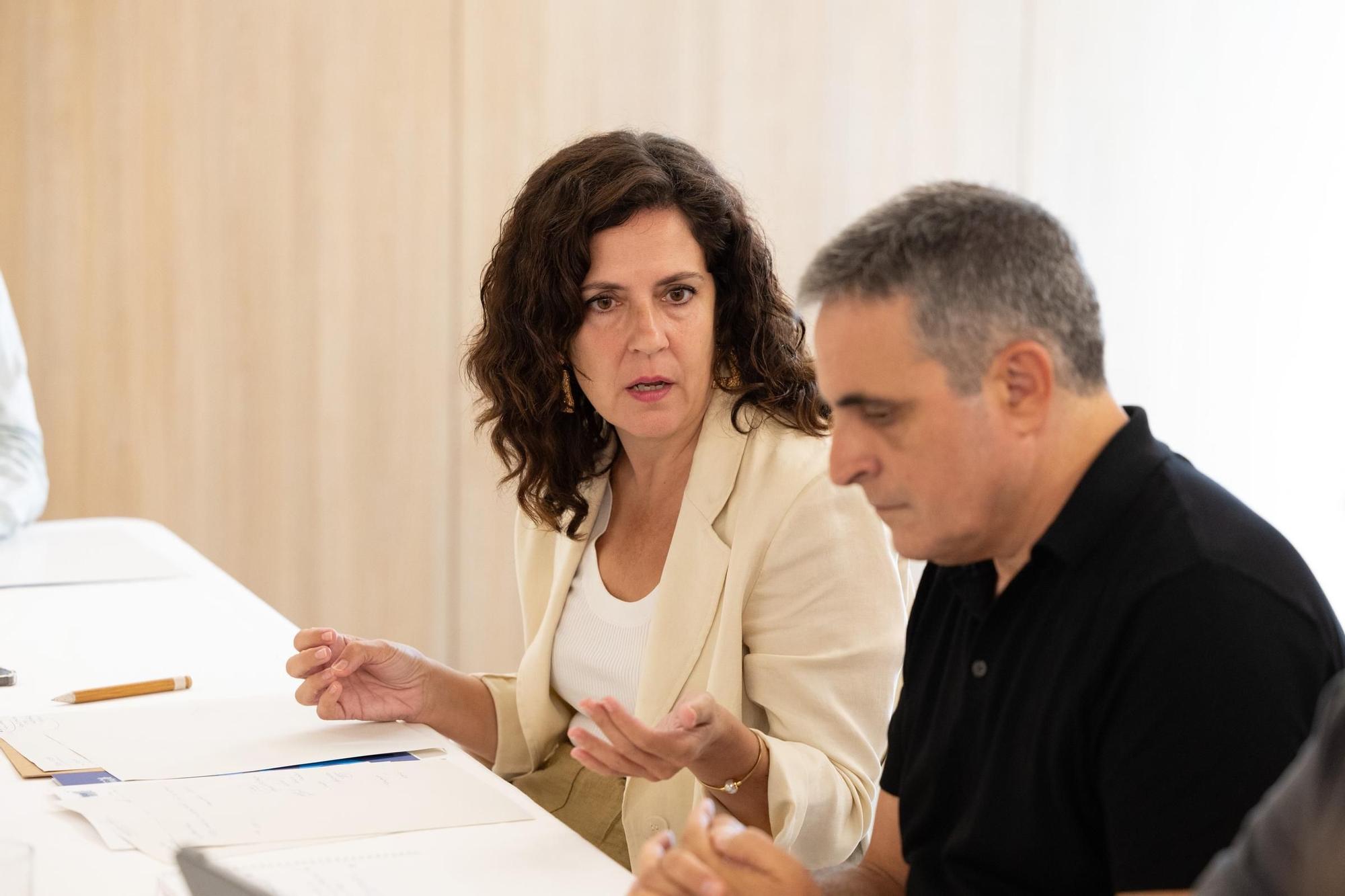 Imagen de archivo de Sandra Fernández y José Vicente Marí, del PP, durante una reunión en Ibiza.
