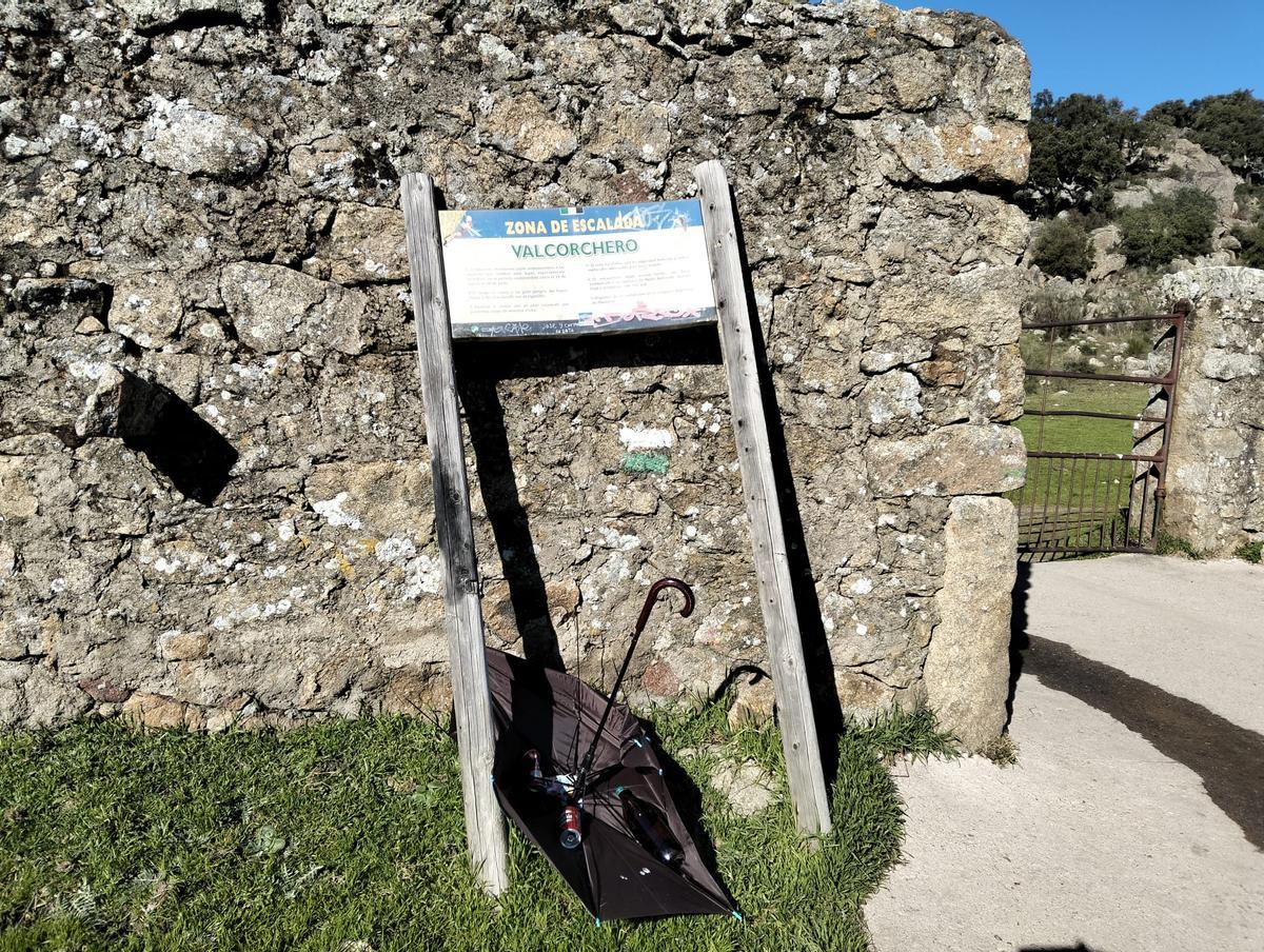 Cartel en el monte Valcorchero de Plasencia, con el paraguas y las bebidas dentro.