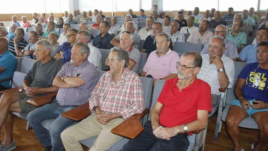 Socios de Borneira, en la asamblea celebrada el sábado en el salón de plenos de Cangas. // Santos Á.