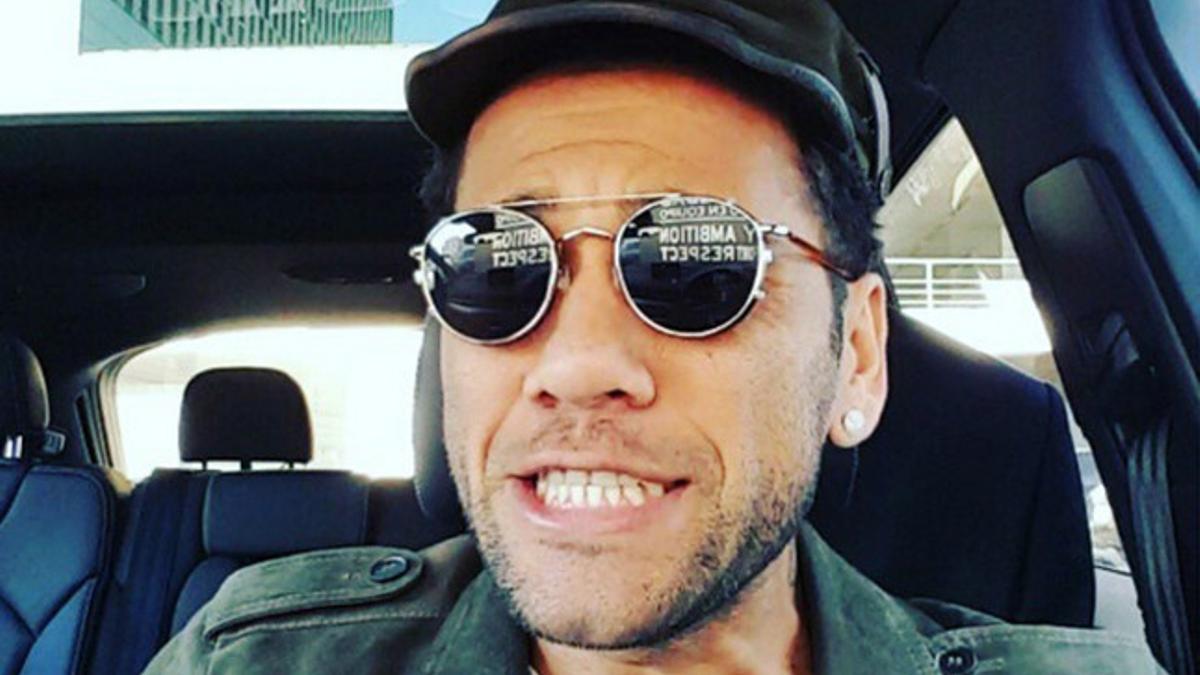 Dani Alves cantó para sus seguidores