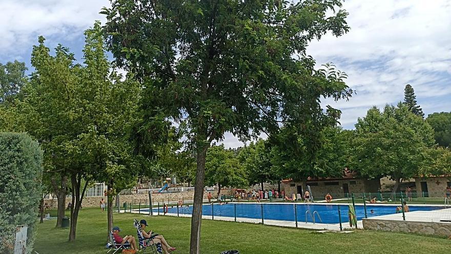 La arcadia del pueblo con 577 vecinos y 28.700 coches matriculados: piscinas, polideportivo y plaza de toros