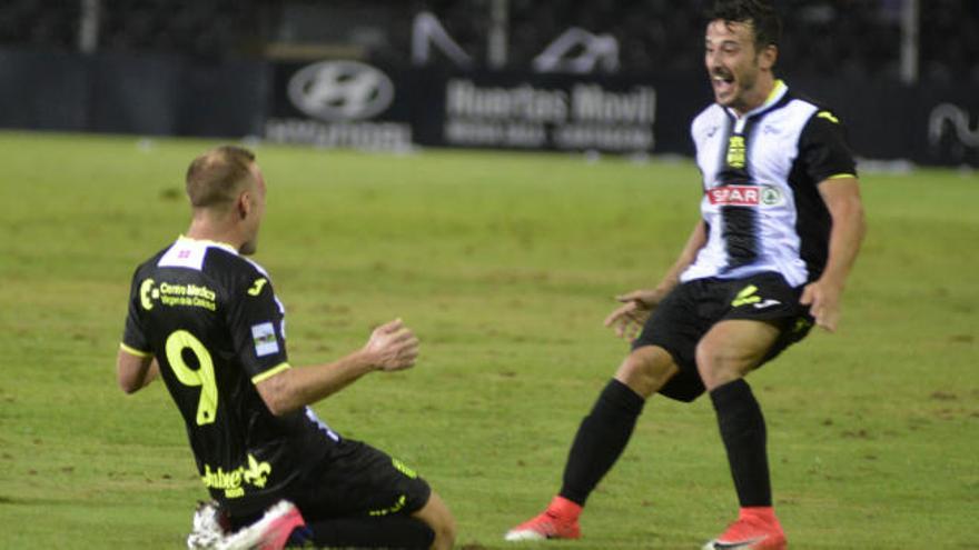 Los jugadores del Cartagena, celebrando el triunfo