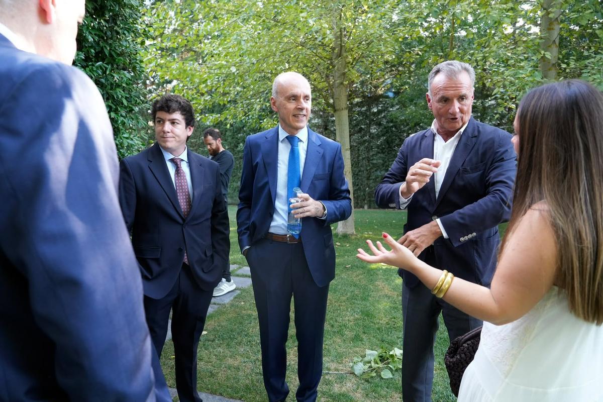 Luis Garrido (izquierda), subdirector de La Opinión-El Correo de Zamora; Carlos Zardaín (centro), gerente del periódico; y Pablo Lozano, director de Banca Privada DT Noroeste Banco Sabadell