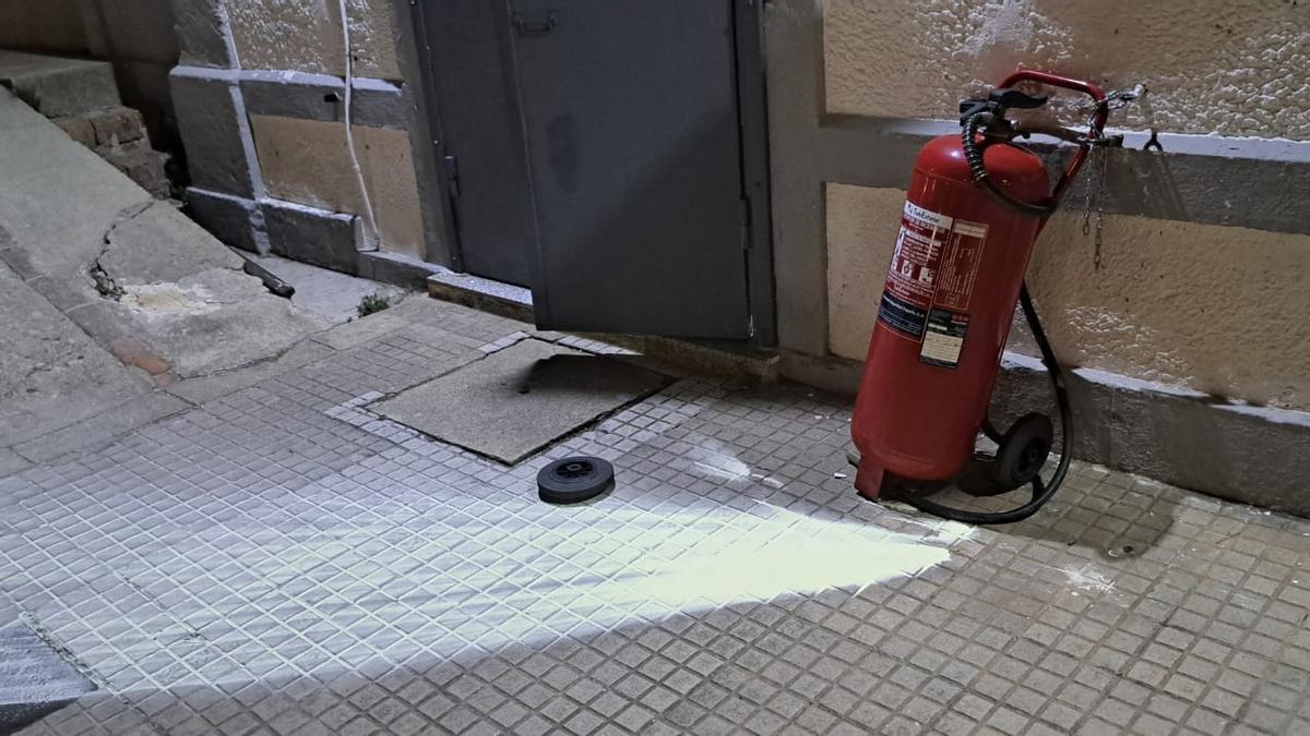 L'extintor buidat a l'estació de Llançà, una de les destrosses