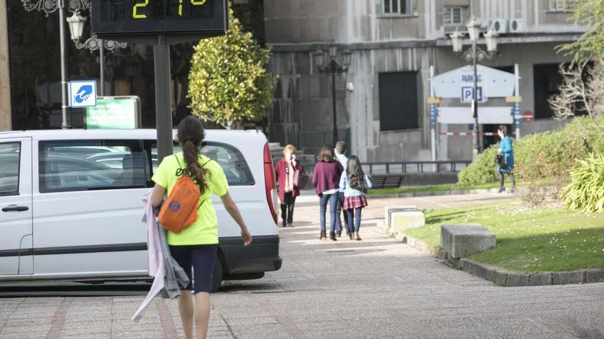 Un termómetro marcó esta tarde los 21 grados en Oviedo.