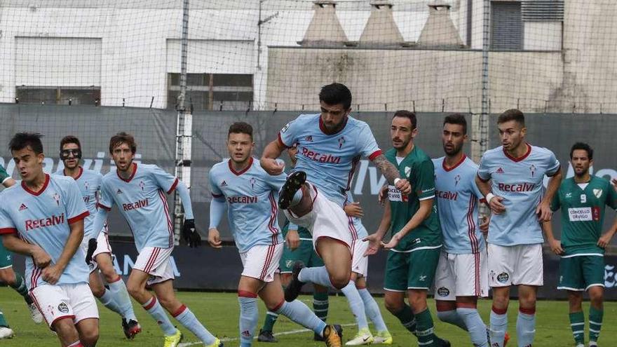 Agus Medina, que hoy causa baja en El Toralín, chuta el balón en el último derbi vigués. // Alba Villar