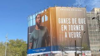 Amazon emula a Laporta con una lona gigante de Sergio Ramos en Barcelona