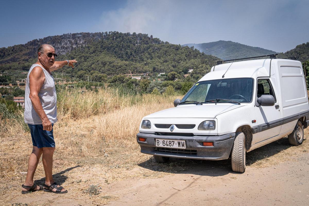 Columna de humo visible durante el incendio forestal de Sentmenat, cuyo avance ha movilizado un amplio dispositivo de emergencias