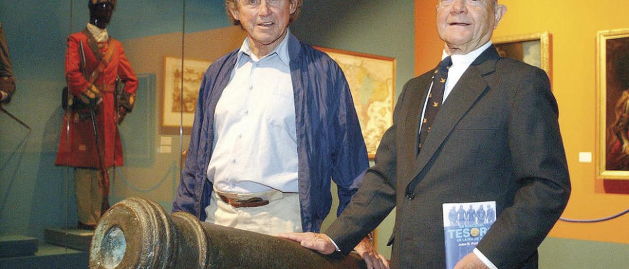 Owen Lee (izda.) y John Potter, en el Museo do Mar vigués en octubre de 2002, al conmemorarse el 300 aniversario de la batalla de Rande.