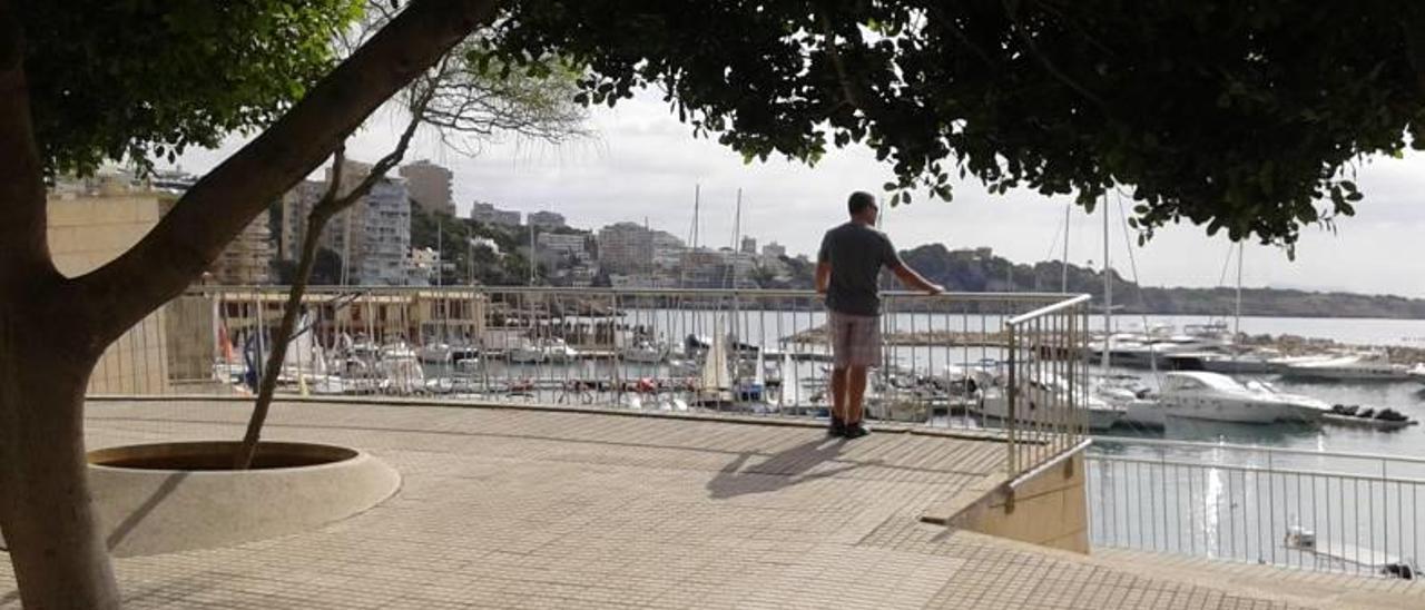 Un  balcón al mar cerca de Calanova.