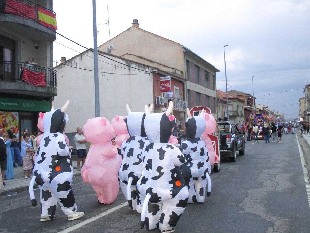 GALERÍA | Camarzana de Tera se despide de sus fiestas con el Desfile de Carrozas GALERÍA | Camarzana de Tera se despide de sus fiestas con el Desfile de Carrozas