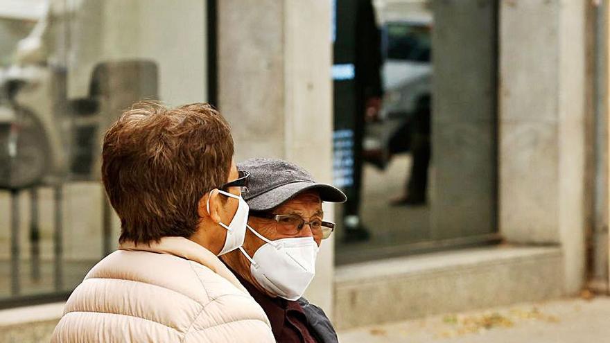 Dos jubilados descansan en un banco. |   // ÁLVARO MONGE