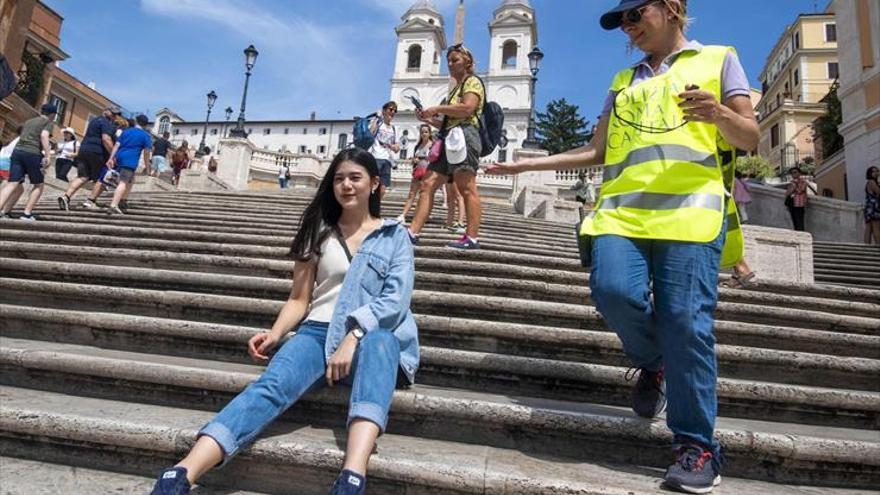 Roma multa por sentarse en la escalinata de la plaza de España