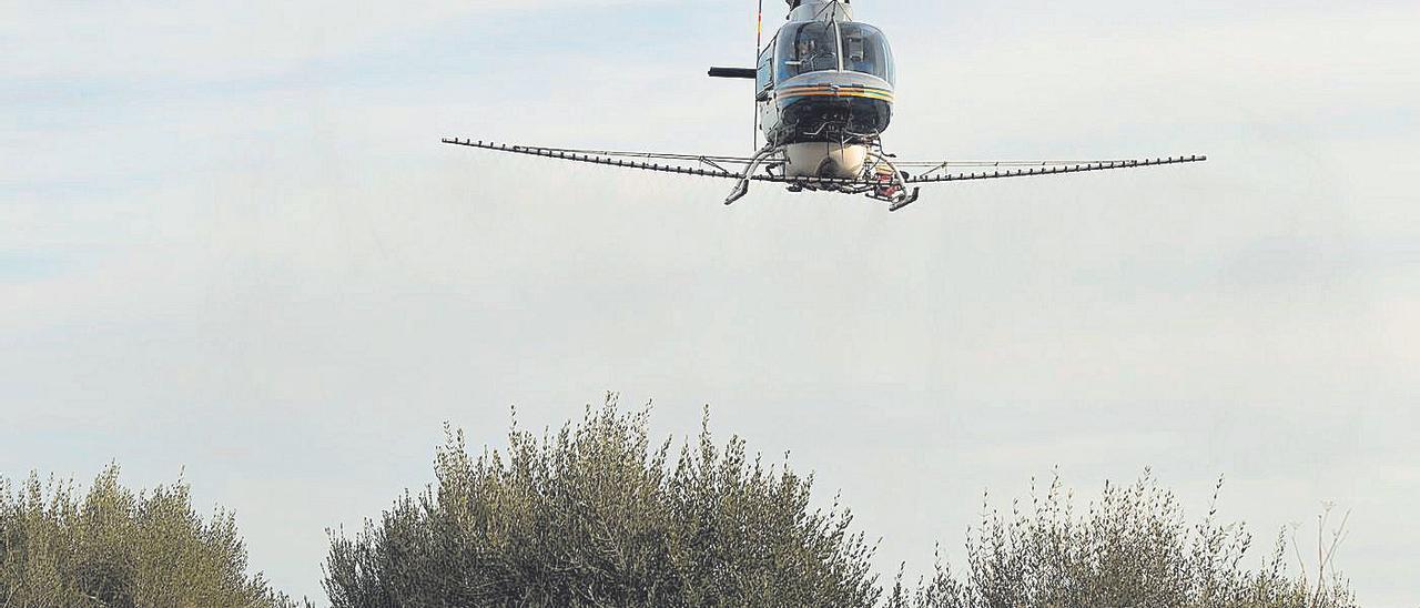 Un helicóptero aplica el tratamiento aéreo frente a los mosquitos en una zona húmeda de la provincia (archivo).