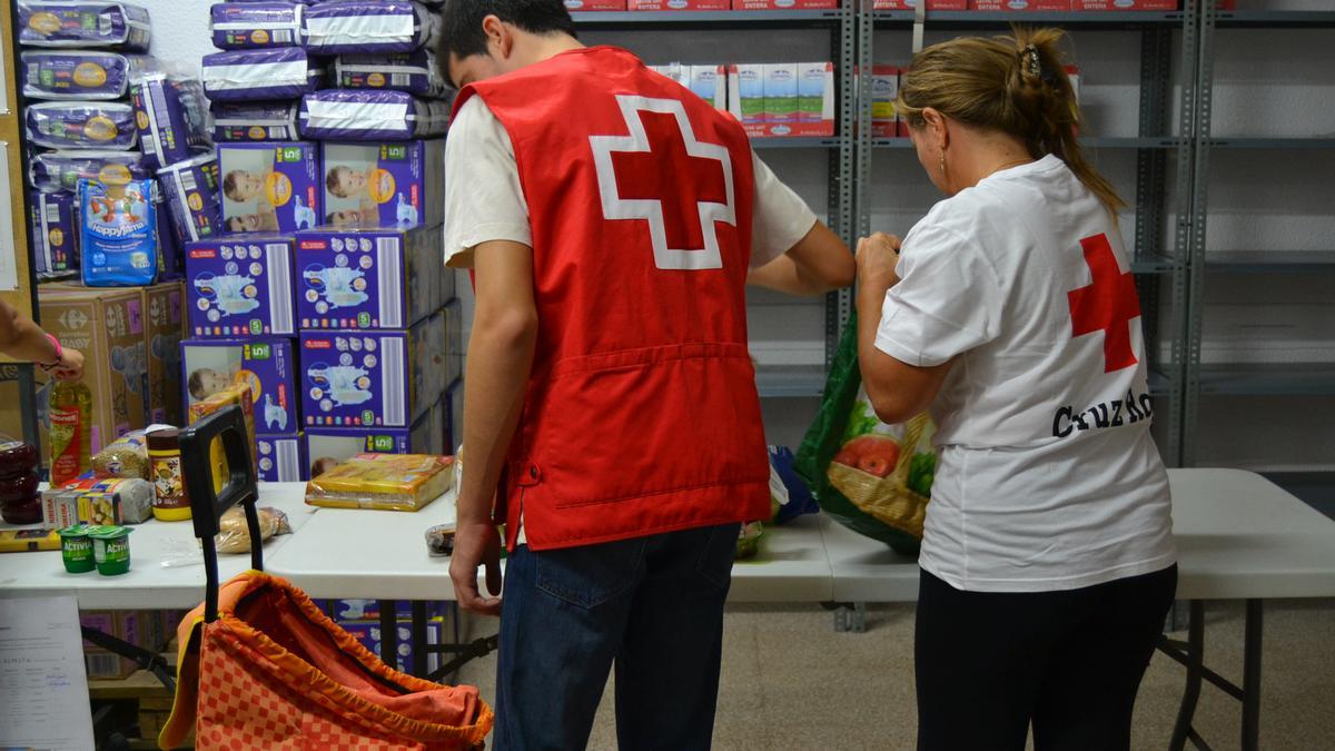 Voluntarios de Cruz Roja Elda recogiendo comida para distribuirla entre las familias desfavorecidas de la ciudad.