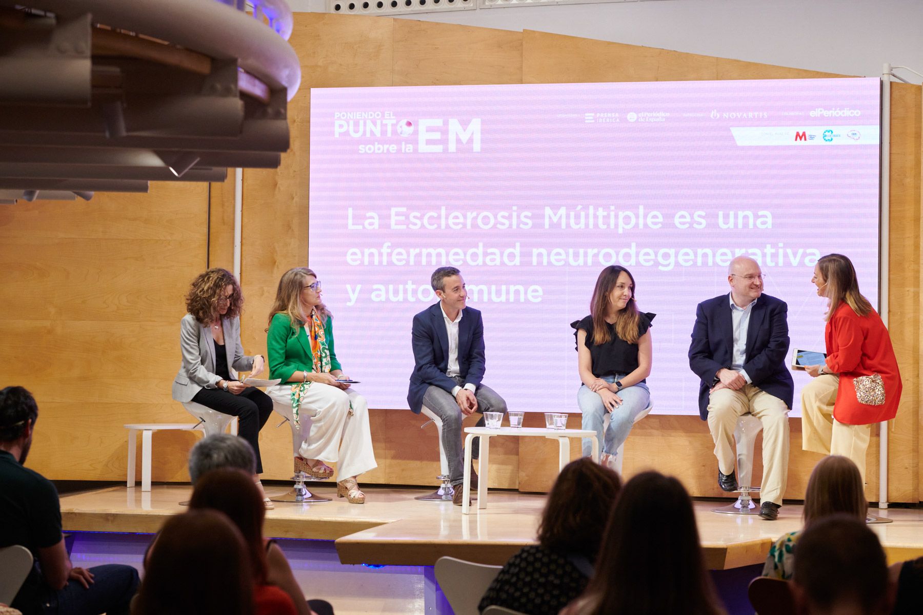 Mª Ángeles Gómez Mateos, Paloma Casado, Pedro Carrascal, Beatriz del Río, Miguel Ángel Llaneza y Fátima Iglesias, durante el coloquio sobre la esclerosis múltiple.