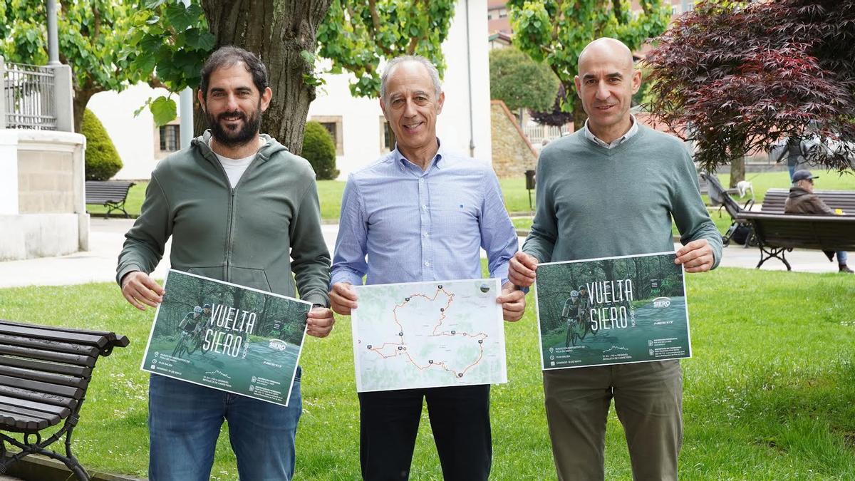 Por la izquierda, Daniel Ania, del club Nesta MMR, Jesús Abad y Virginio Ramírez.