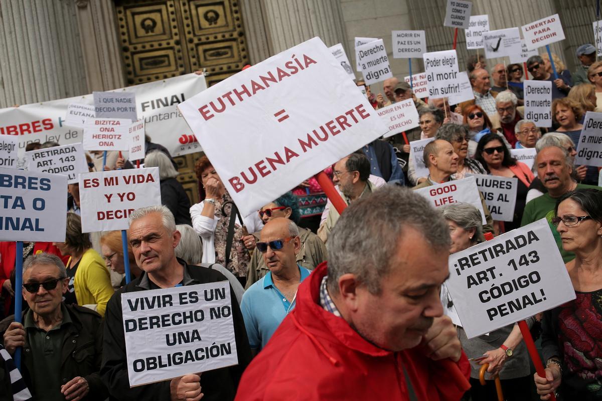 Manifestación en defensa de la ley de eutanasia.