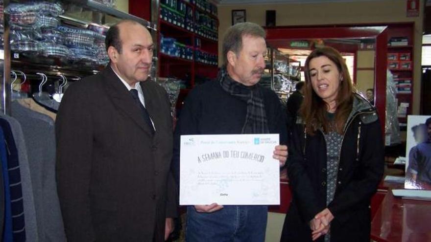 La secretaria xeral entregó, ayer, a Manuel Blanco el diploma de reconocimiento. // L.F.