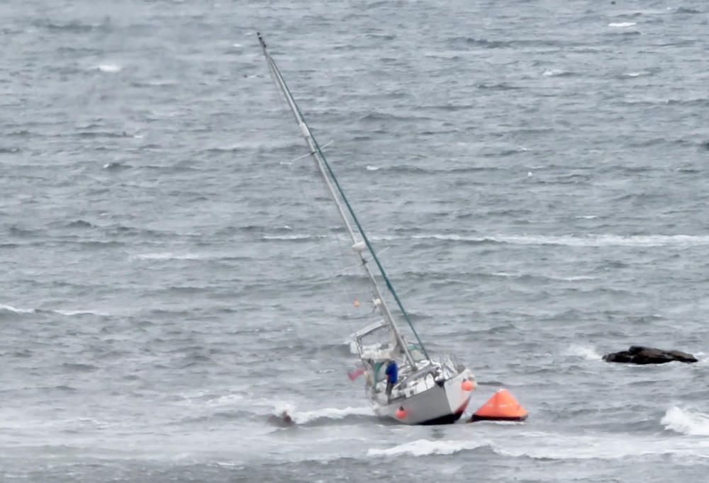 Rescate de un marinero en la playa de Poniente